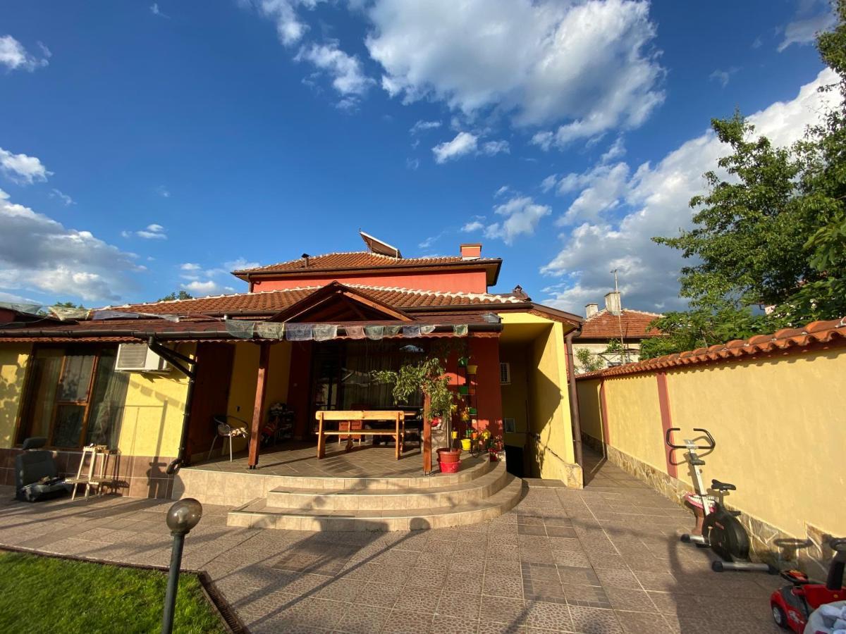 Family Hotel Kavrakovi Pavel Banya Εξωτερικό φωτογραφία