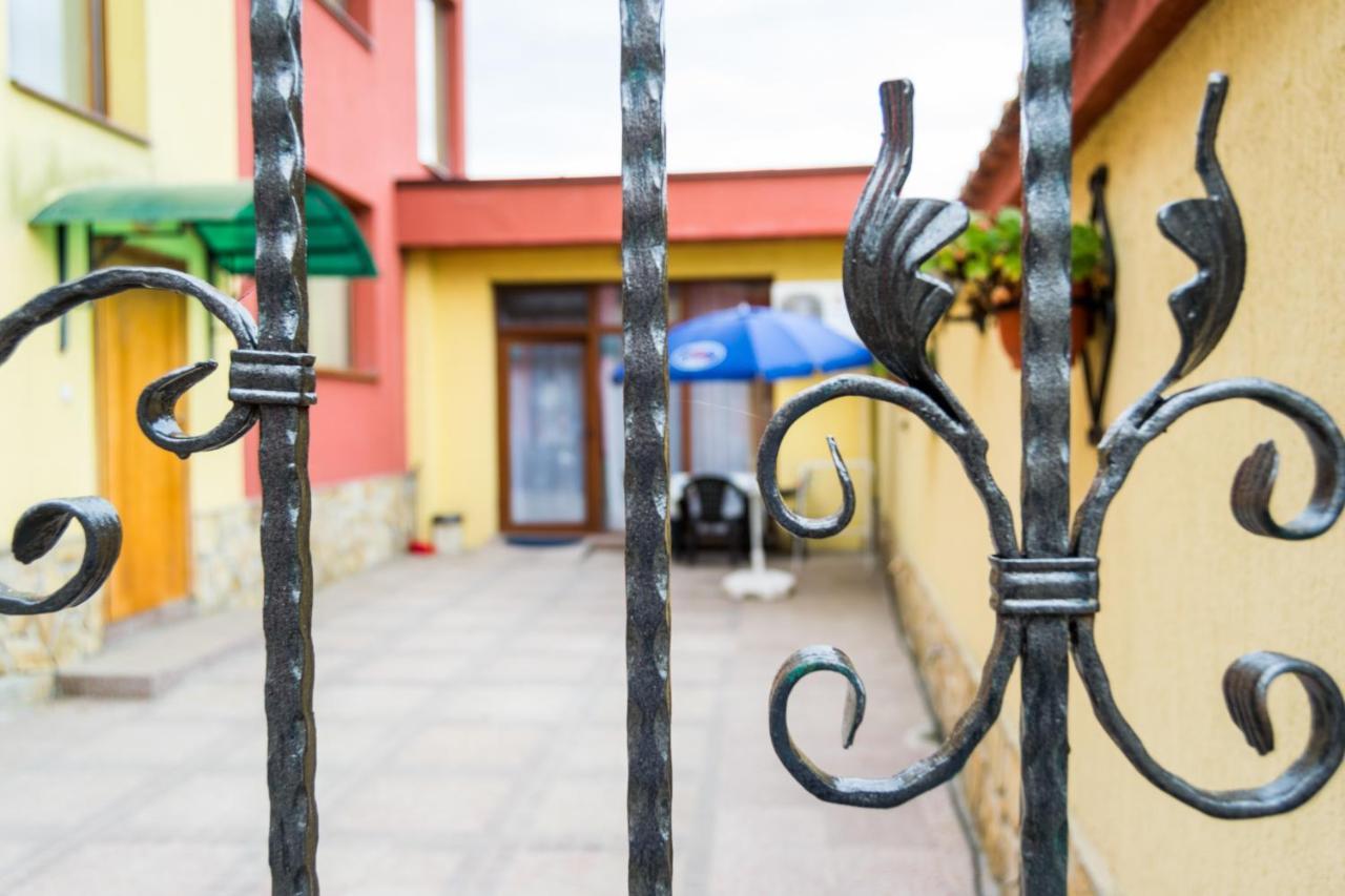 Family Hotel Kavrakovi Pavel Banya Εξωτερικό φωτογραφία